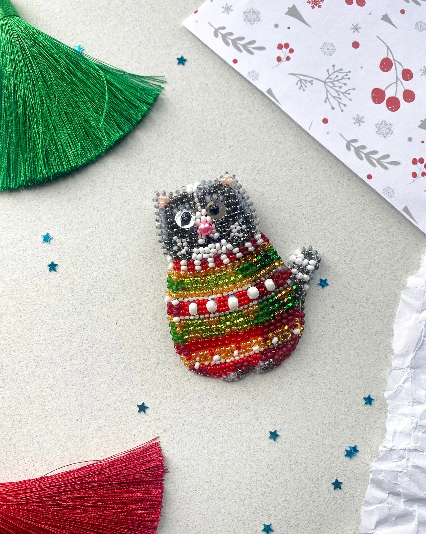 Brooch Embroidery Kit Decoration In a Sweater (Decoration)
