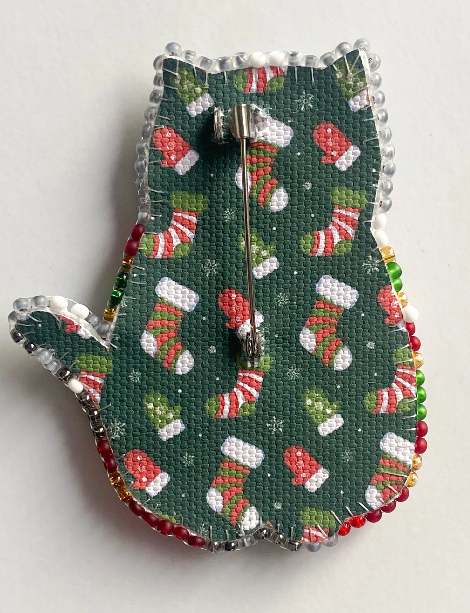 Brooch Embroidery Kit Decoration In a Sweater (Decoration)